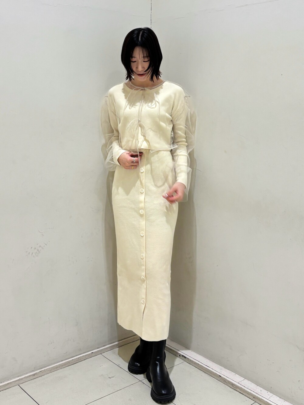 ホワイト系のワンピース、その他のその他アウターを着用したレディースの冬コーディネートの6枚目の写真