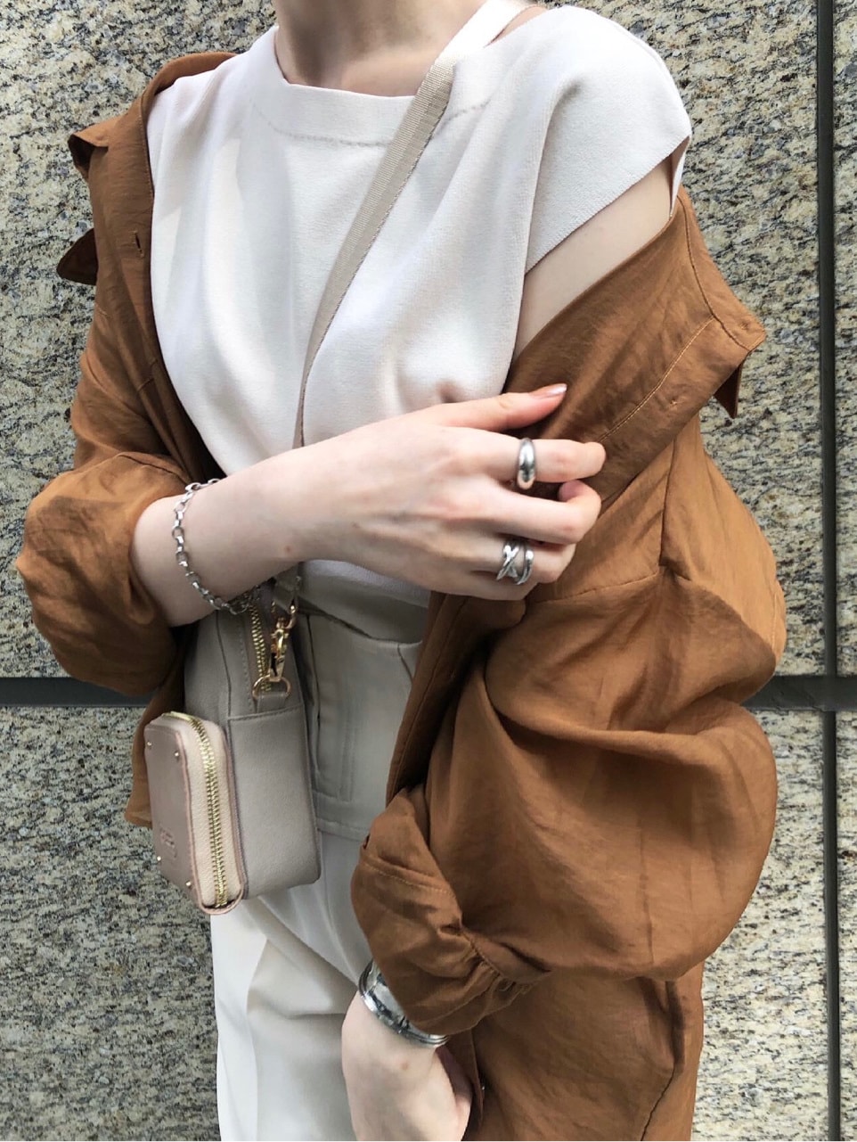 ブラウン系のシャツ/ブラウス、ホワイト系のその他パンツ、ホワイト系のニット/セーターを着用したレディースの春コーディネートの6枚目の写真