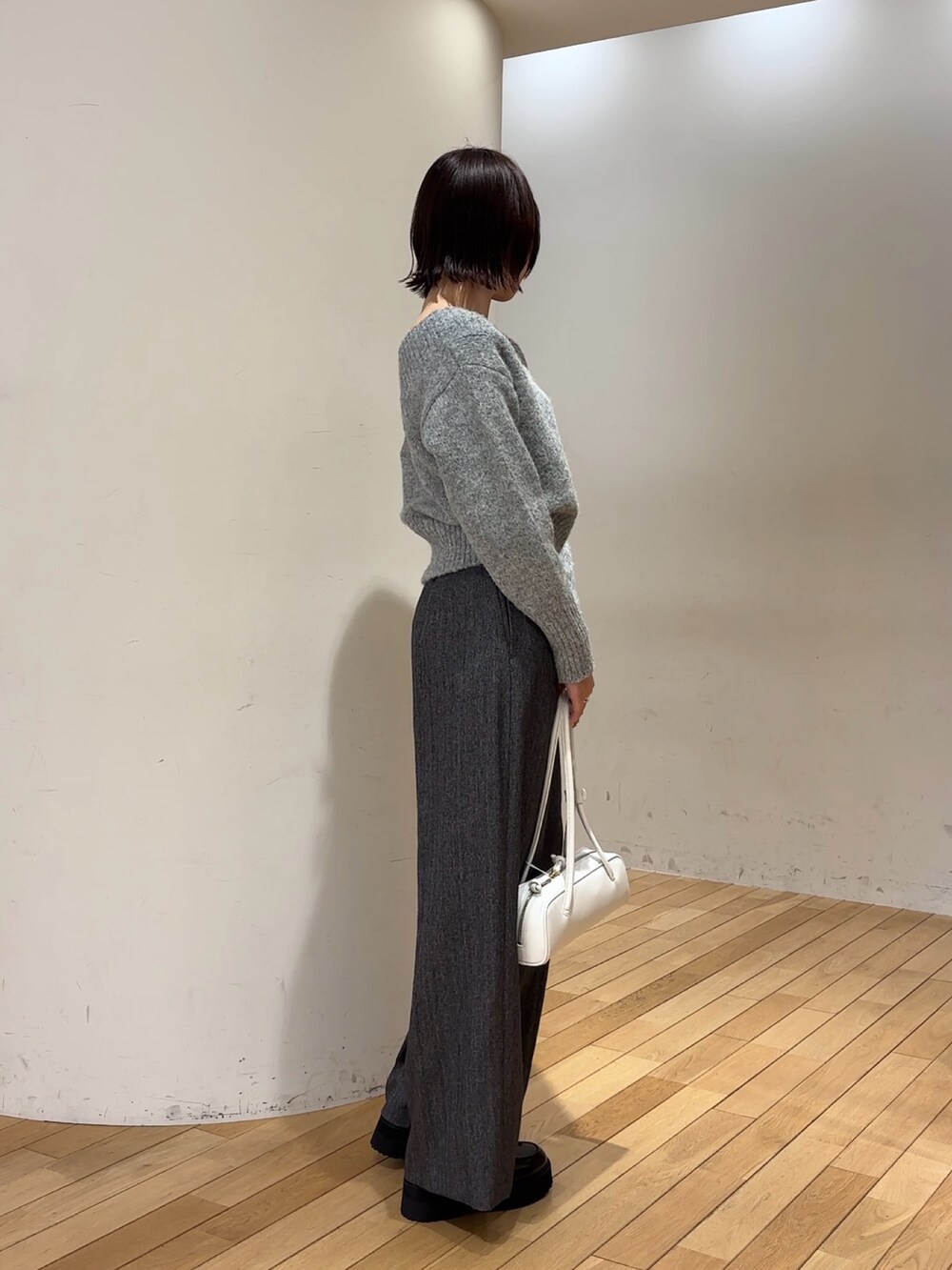 グレー系のニット/セーター、グレー系のその他パンツ、グレー系のムートンコートを着用したレディースの冬コーディネートの7枚目の写真