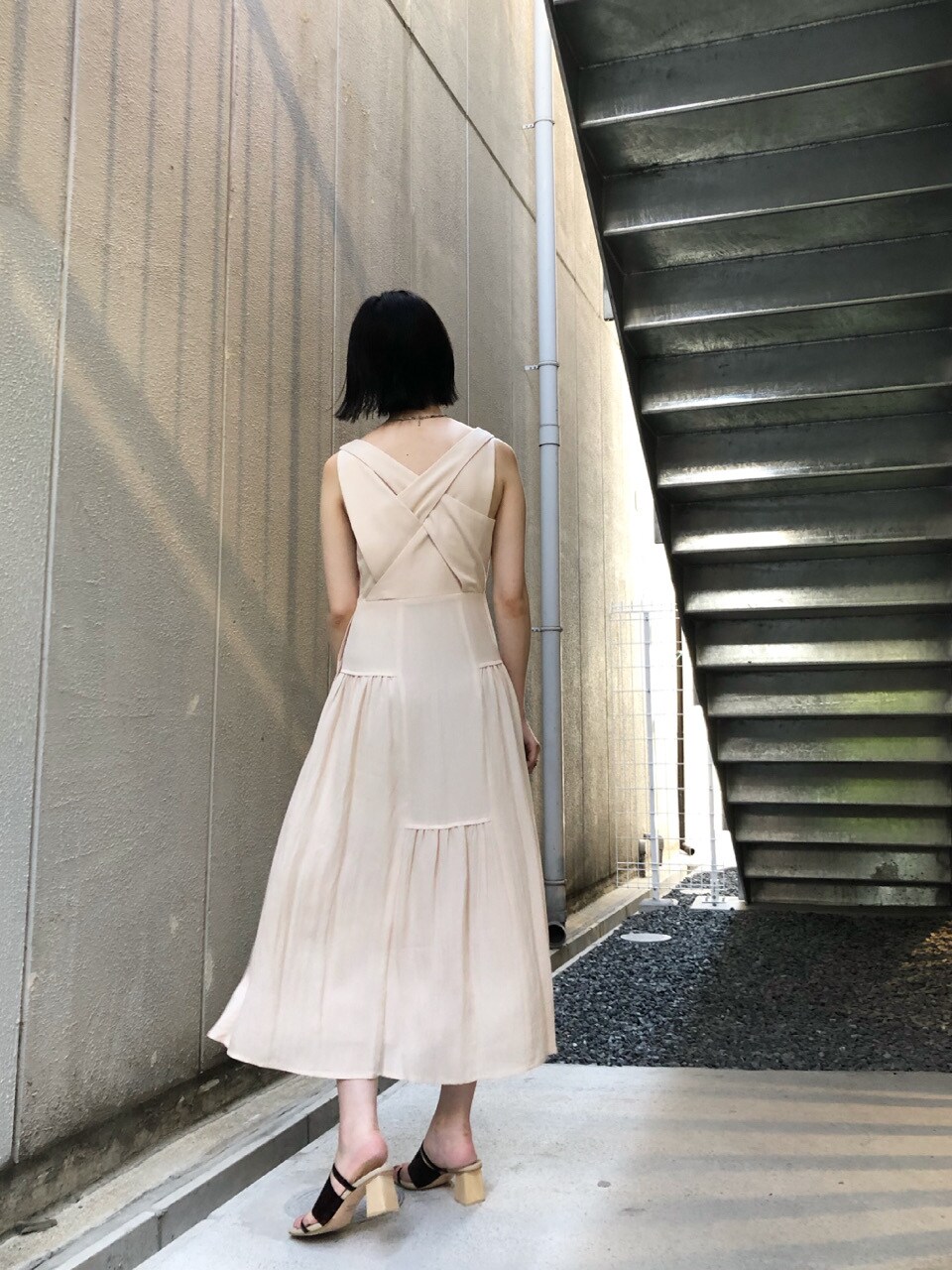 その他のその他シューズ、ホワイト系のワンピースを着用したレディースの夏コーディネートの6枚目の写真