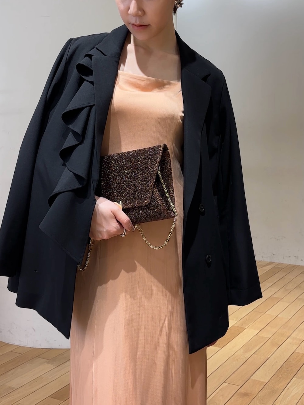 オレンジ系のドレス、その他のクラッチバッグ、その他のパンプスを着用したレディースの春コーディネートの7枚目の写真