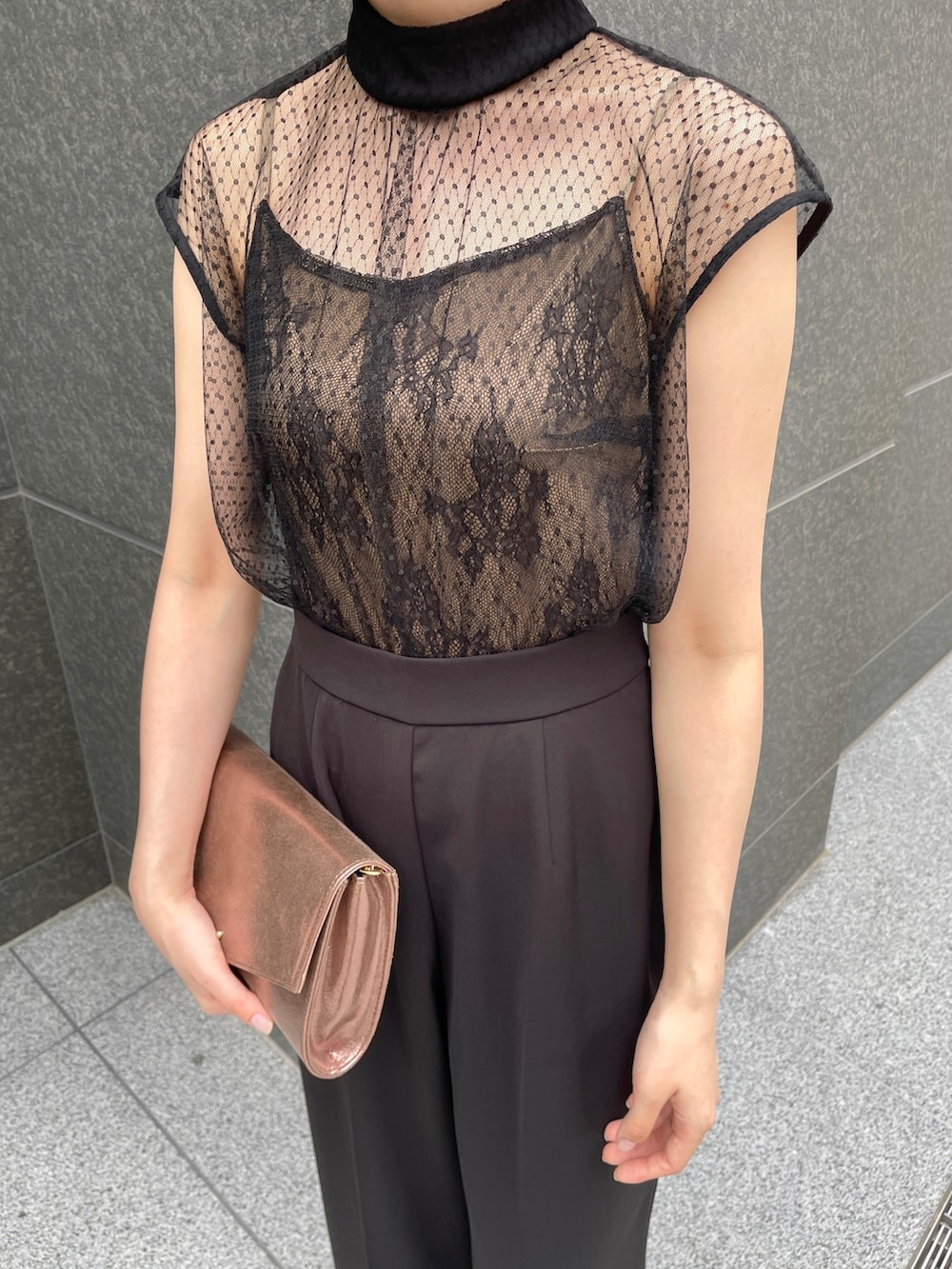 その他のパンプス、ゴールド系のクラッチバッグ、ブラック系のパンツドレスを着用したレディースの春コーディネートの7枚目の写真