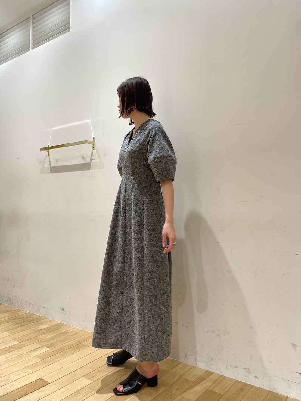 ブラック系のサンダル、その他のワンピースを着用したレディースの夏コーディネートの5枚目の写真