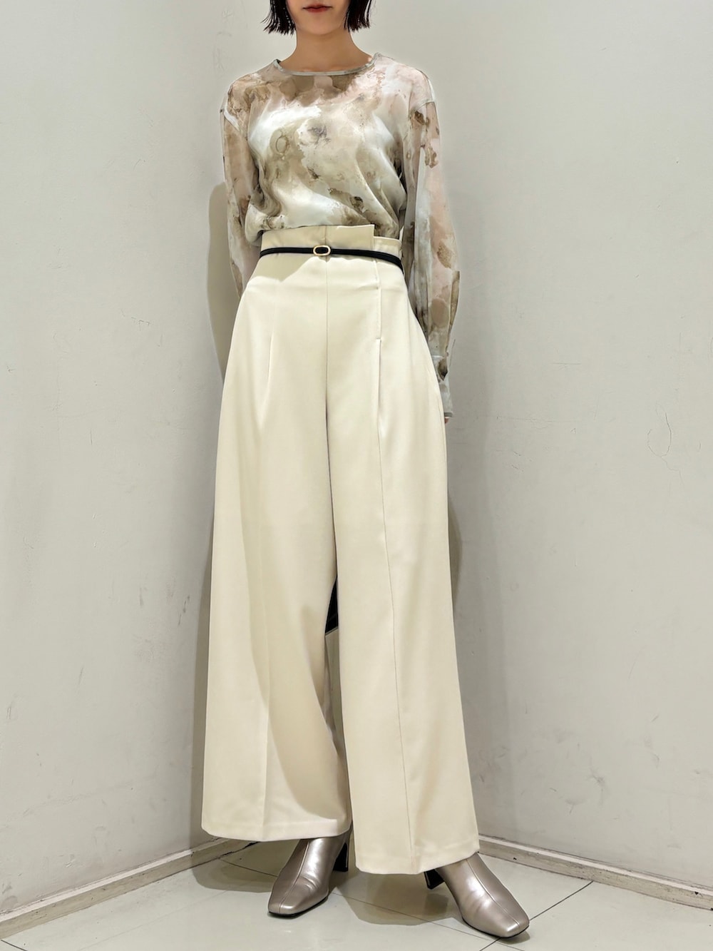 ホワイト系のその他パンツ、ブラック系のショルダーバッグ、シルバー系のブーツを着用したレディースの秋コーディネートの3枚目の写真