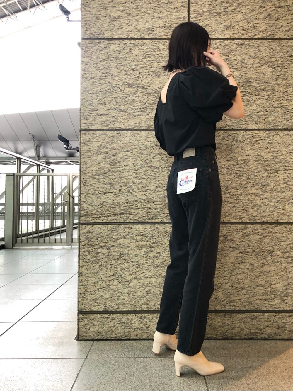 ブラック系のシャツ/ブラウス、ブラック系のデニムジャケット、ホワイト系のその他シューズを着用したレディースの夏コーディネートの5枚目の写真