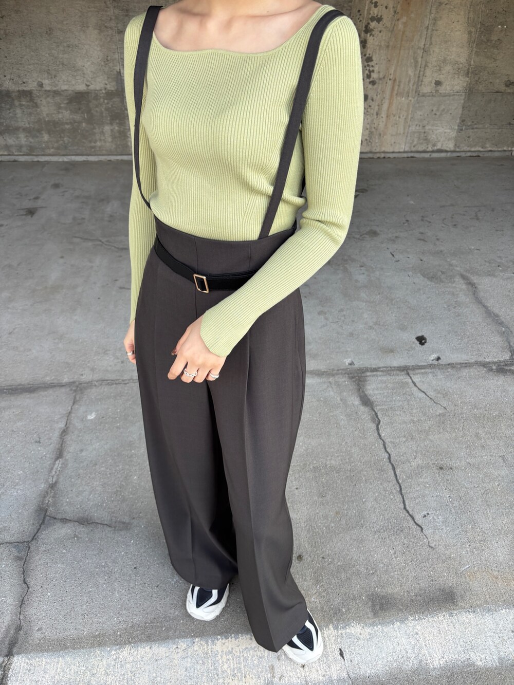 グリーン系のニット/セーター、グレー系のその他パンツ、ベージュ系のチェスターコートを着用したレディースの冬コーディネートの9枚目の写真