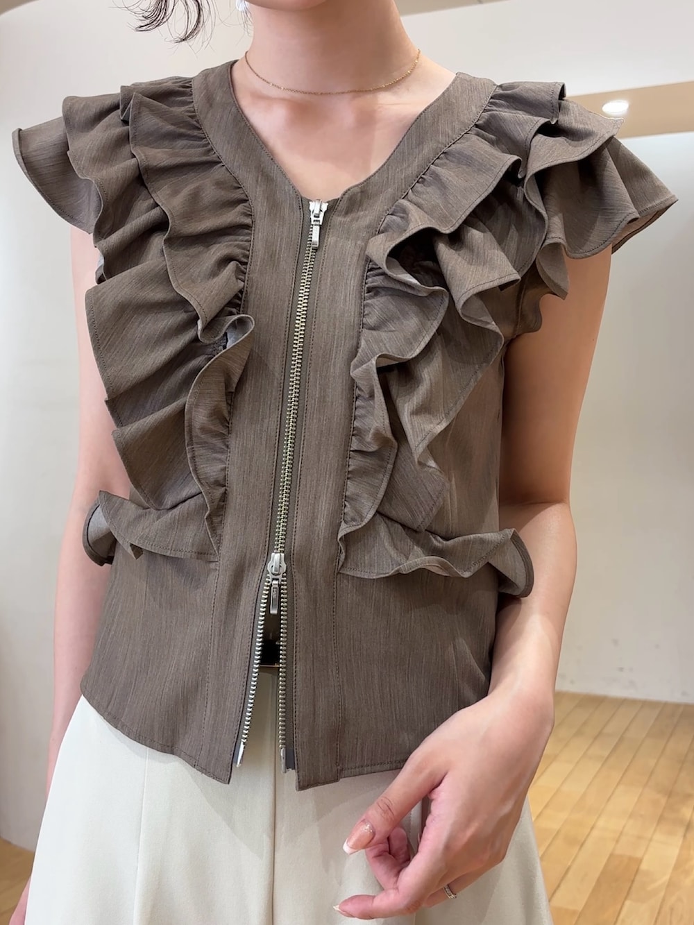 ホワイト系のその他パンツ、ブラウン系のシャツ/ブラウス、イエロー系のハンドバッグを着用したレディースの夏コーディネートの4枚目の写真