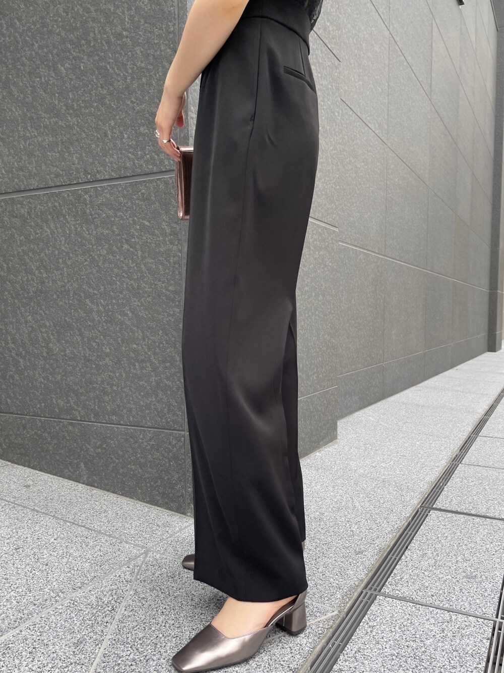 その他のパンプス、ゴールド系のクラッチバッグ、ブラック系のパンツドレスを着用したレディースの春コーディネートの8枚目の写真