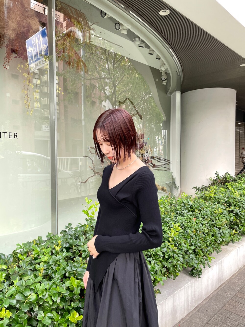 ブラック系のスニーカー、ブラック系のワンピースを着用したレディースの冬コーディネートの5枚目の写真