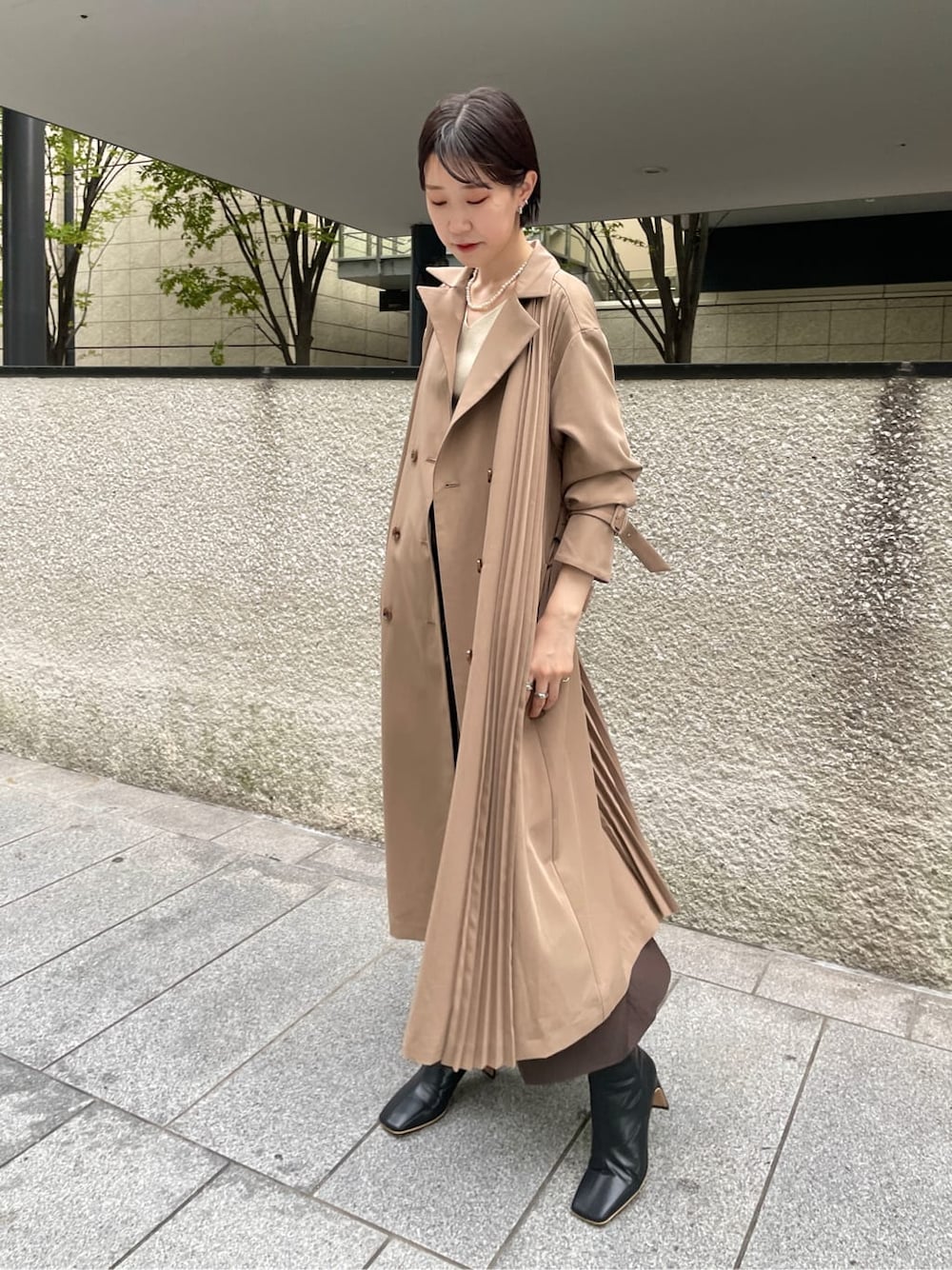 ブラック系のその他シューズ、ベージュ系のその他アウター、ブラウン系のスカートを着用したレディースの秋コーディネートの8枚目の写真