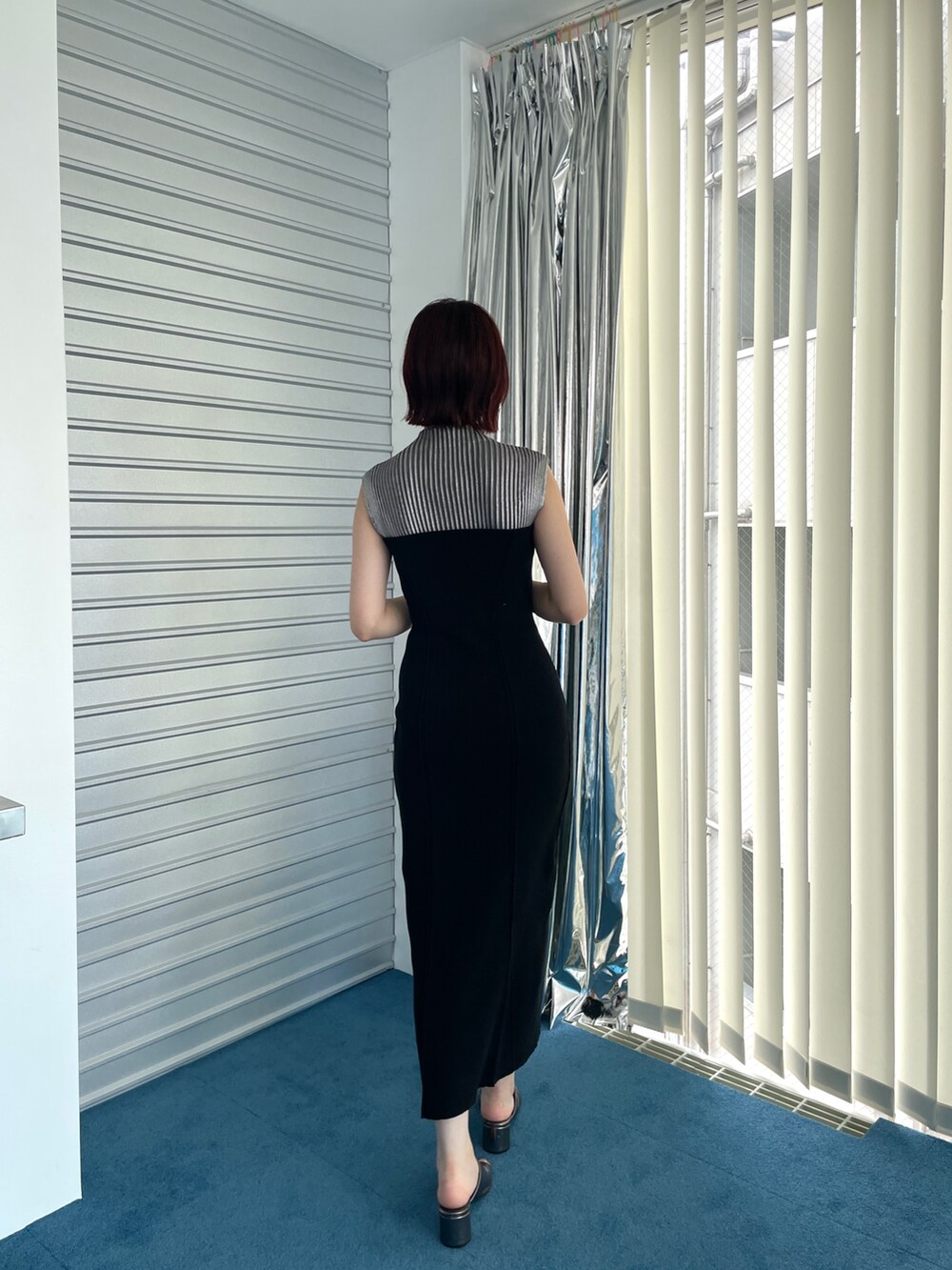 その他のサンダル、ブラック系のワンピース、ブラック系のニット/セーターを着用したレディースの夏コーディネートの5枚目の写真