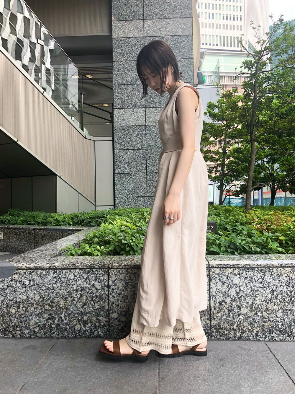 ホワイト系のその他パンツ、ブラウン系のサンダル、ベージュ系のワンピースを着用したレディースの夏コーディネートの4枚目の写真