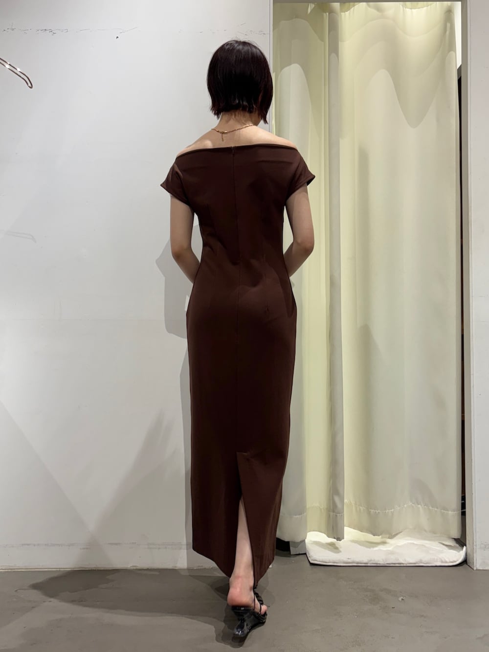 ブラック系のサンダル、ブラウン系のワンピースを着用したレディースの夏コーディネートの4枚目の写真