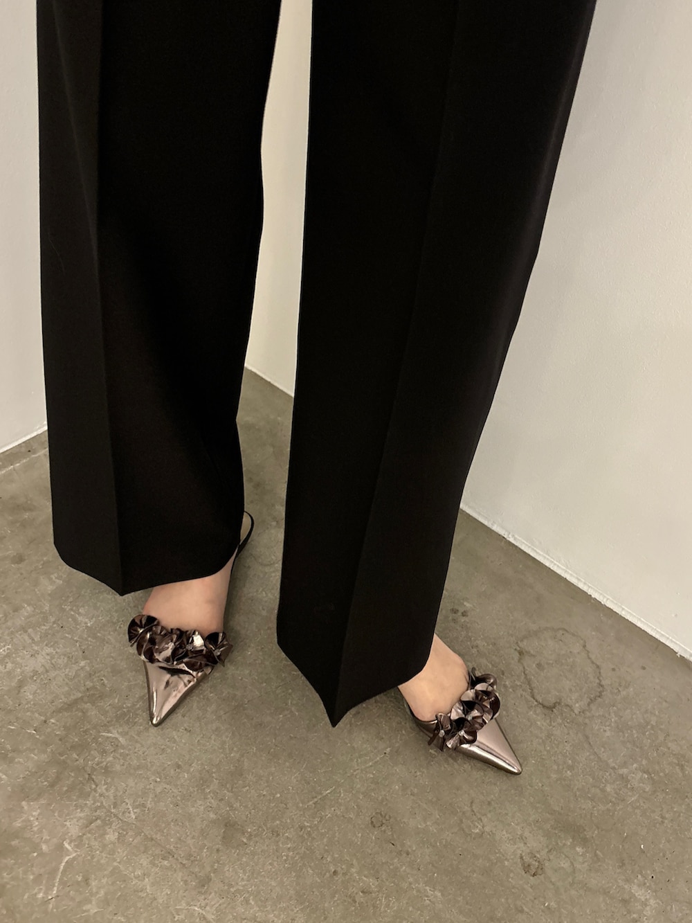 ブラック系のテーラードジャケット、その他のパンプス、ブラック系のスラックスを着用したレディースの冬コーディネートの8枚目の写真