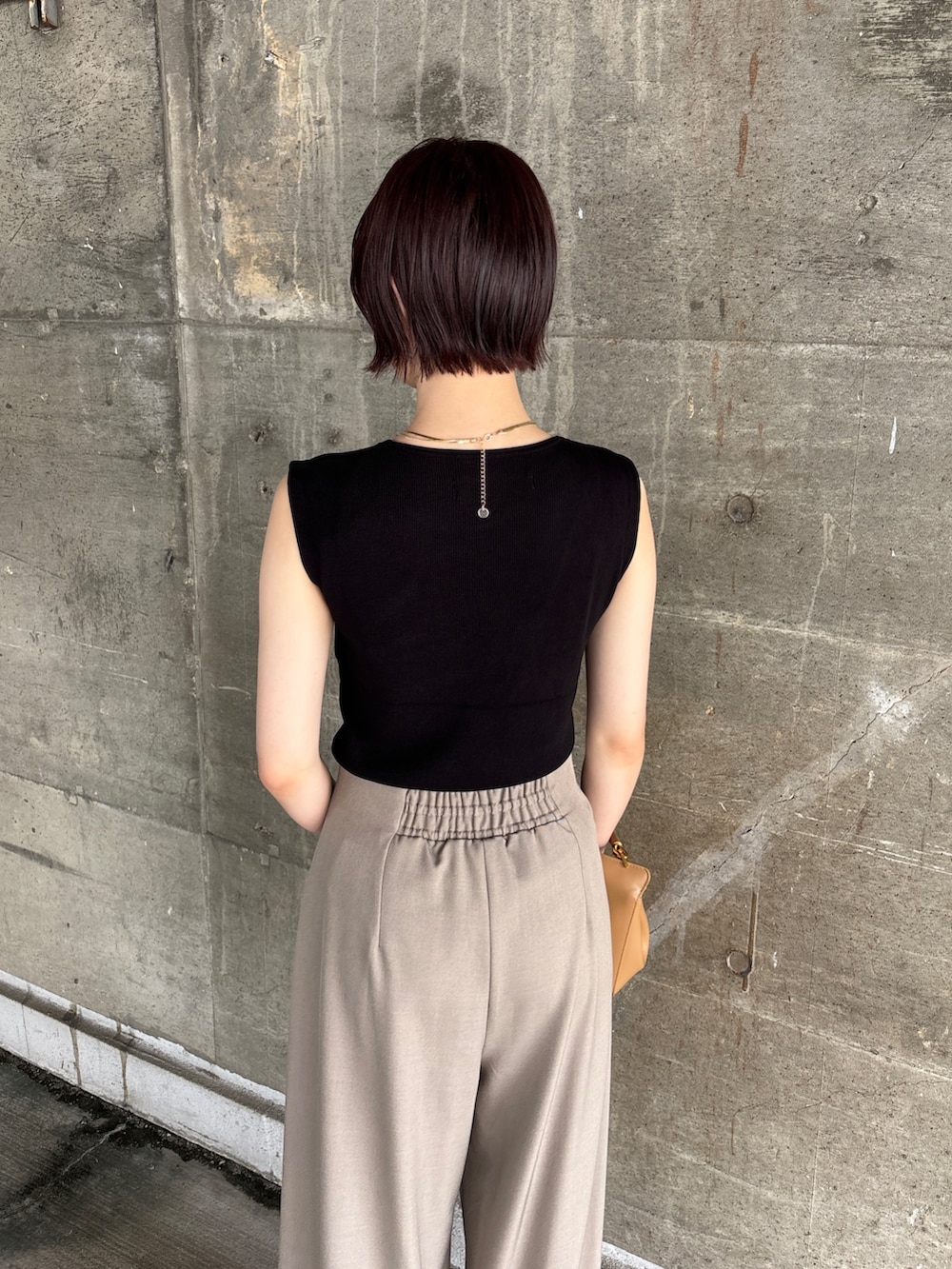ブラウン系のその他パンツ、ブラック系のニット/セーター、ブラック系のサンダルを着用したレディースの夏コーディネートの8枚目の写真