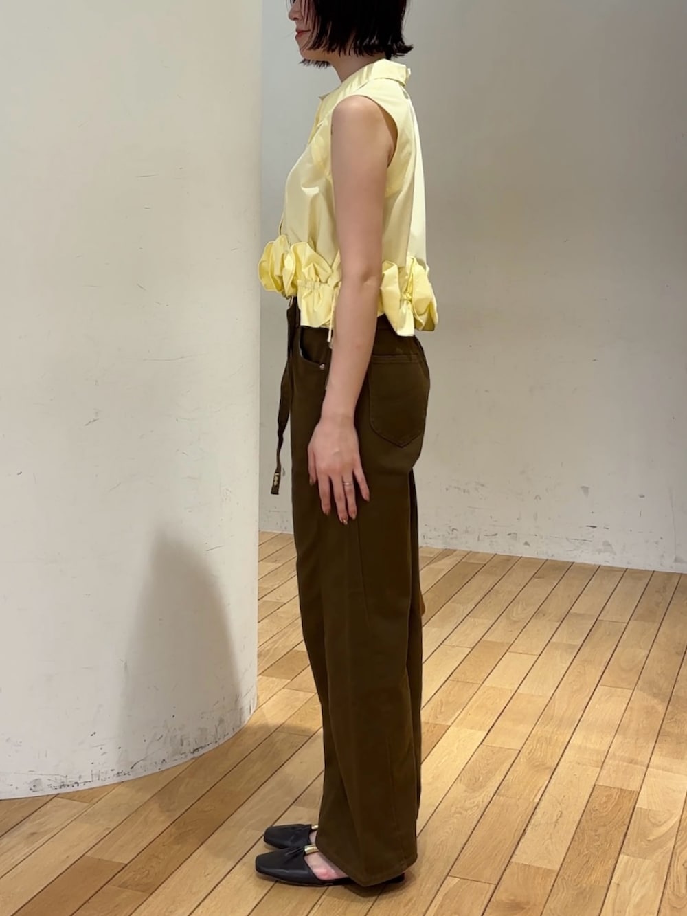 ブラウン系のデニムパンツ、イエロー系のシャツ/ブラウス、イエロー系のハンドバッグを着用したレディースの夏コーディネートの4枚目の写真