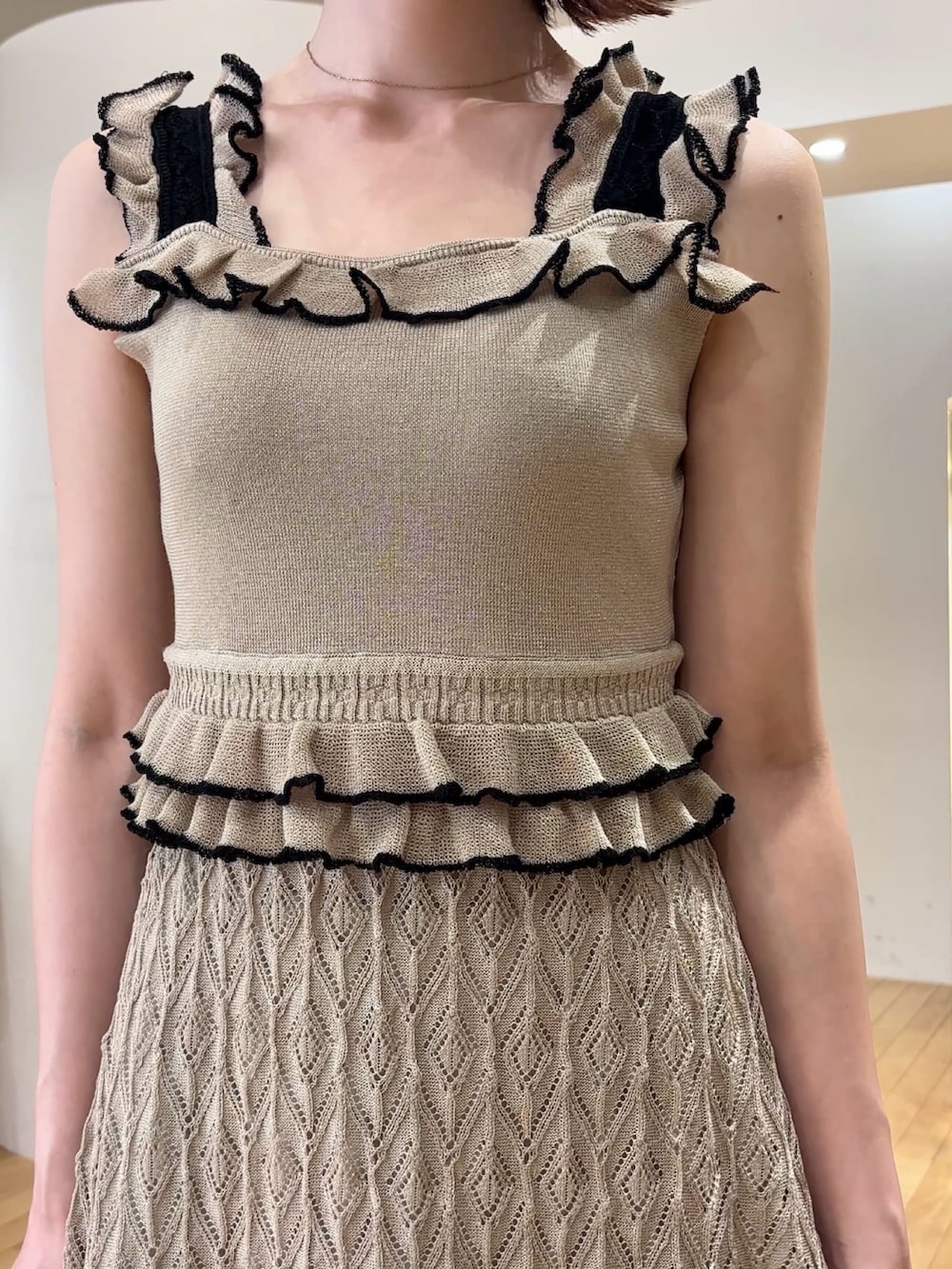 ベージュ系のワンピース、ブラウン系のサンダル、イエロー系のハンドバッグを着用したレディースの夏コーディネートの4枚目の写真