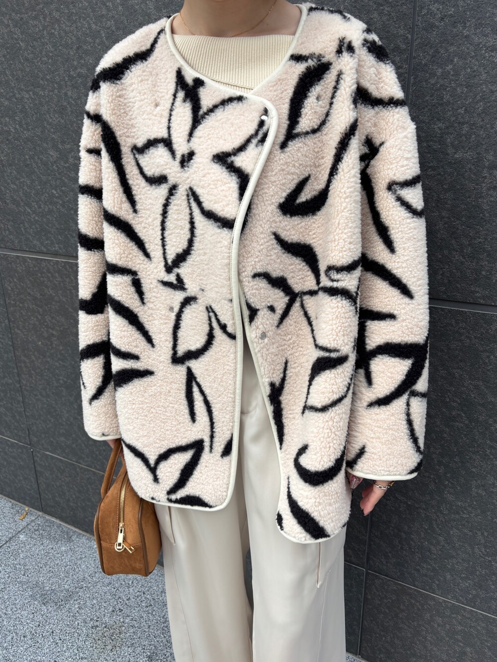 ホワイト系のブルゾン、ホワイト系のニット/セーター、ホワイト系のカーゴパンツを着用したレディースの冬コーディネートの6枚目の写真