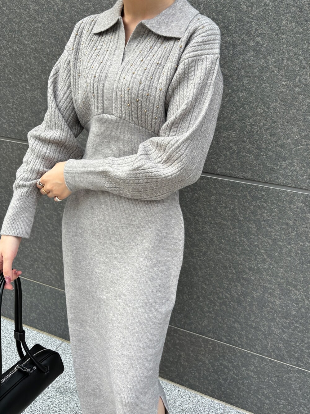 グレー系のワンピース、ホワイト系のダウンジャケット/コート、ブラック系のショルダーバッグを着用したレディースの秋コーディネートの7枚目の写真