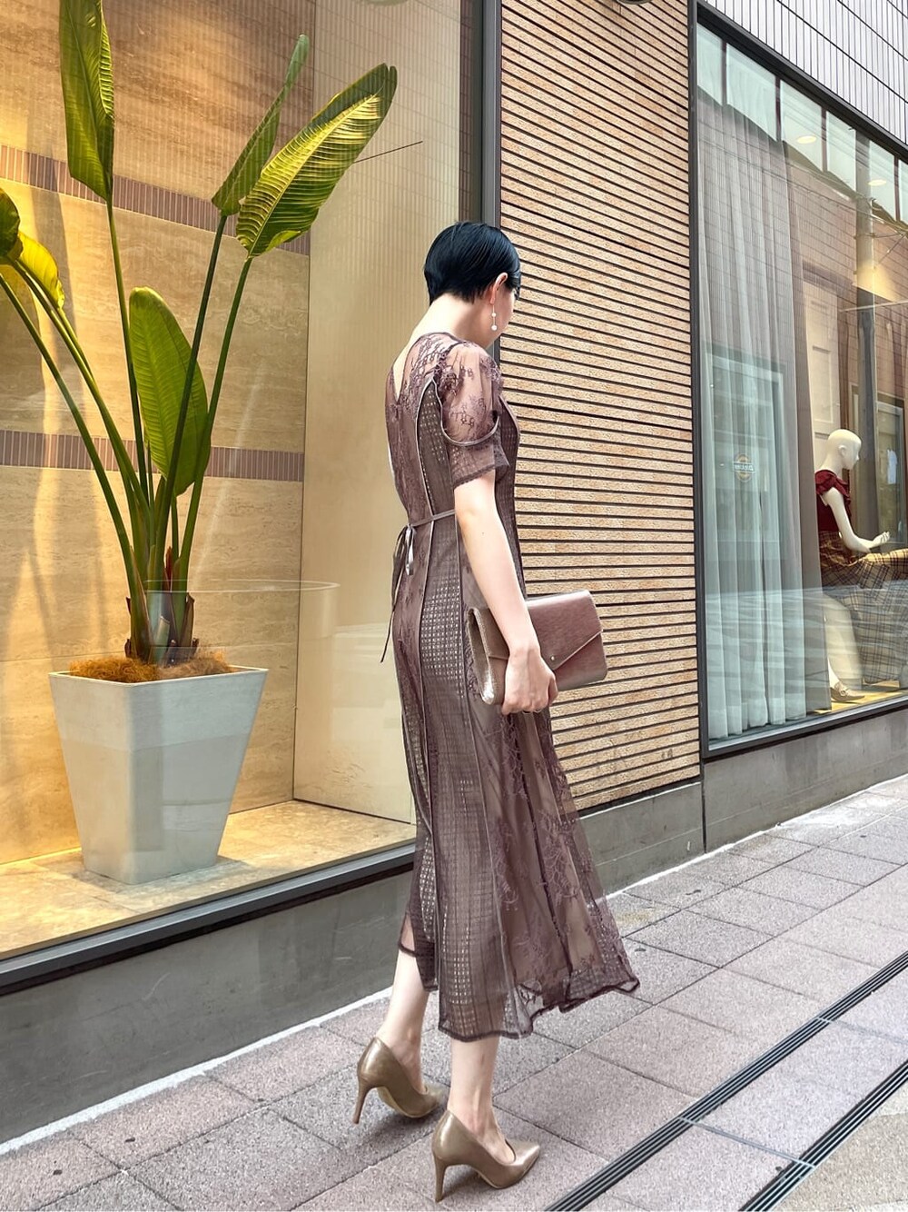 ブラウン系のドレス、ベージュ系のドレス、ゴールド系のパンプスを着用したレディースの秋コーディネートの5枚目の写真