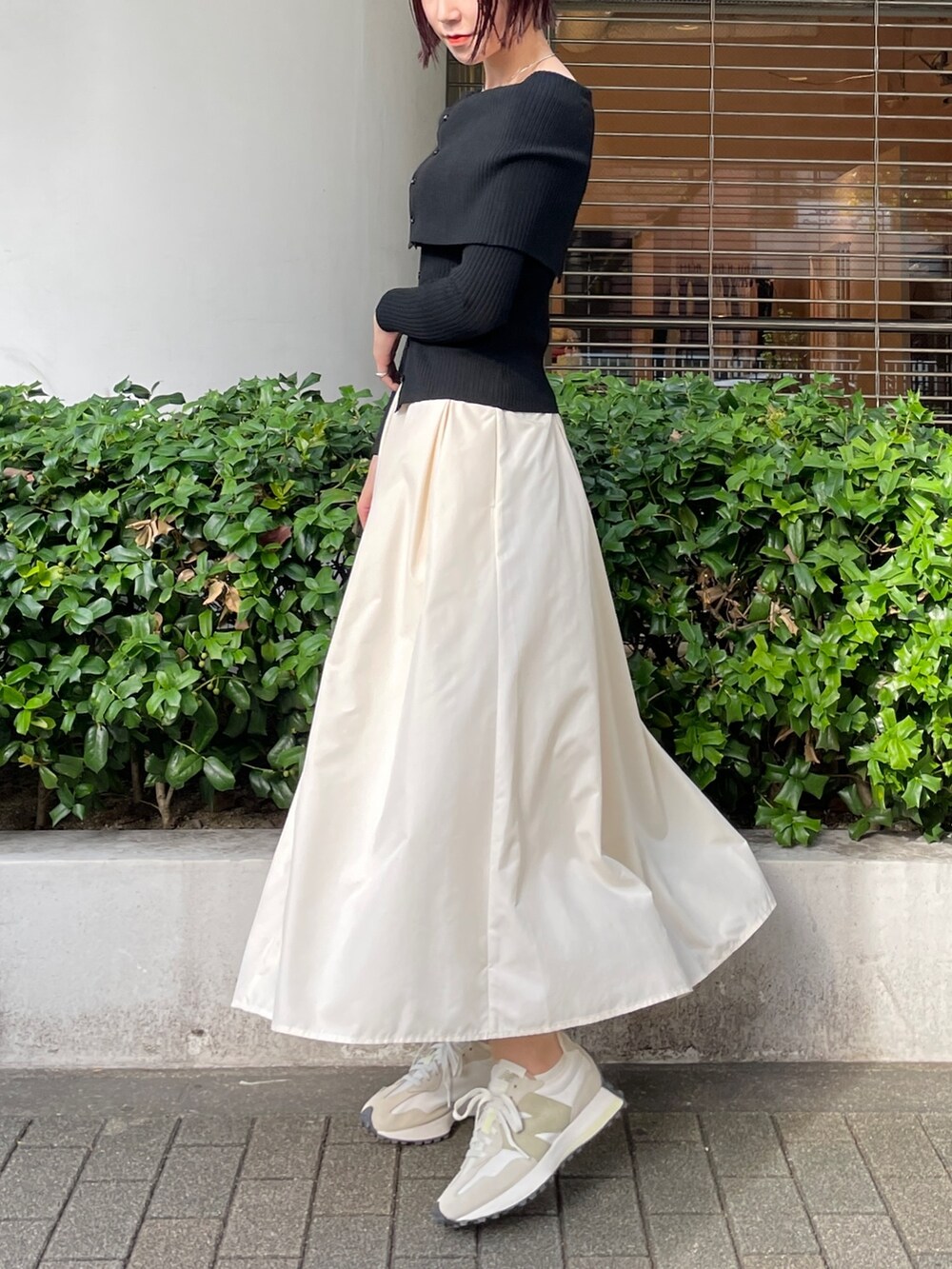 ホワイト系のスカート、ブラック系のニット/セーターを着用したレディースの冬コーディネートの4枚目の写真