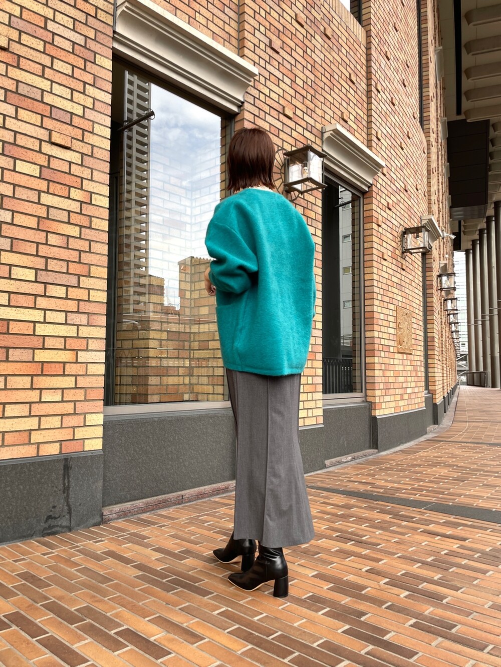 ブルー系のカーディガン/ボレロ、グレー系のワンピース、ホワイト系のTシャツ/カットソーを着用したレディースの秋コーディネートの4枚目の写真