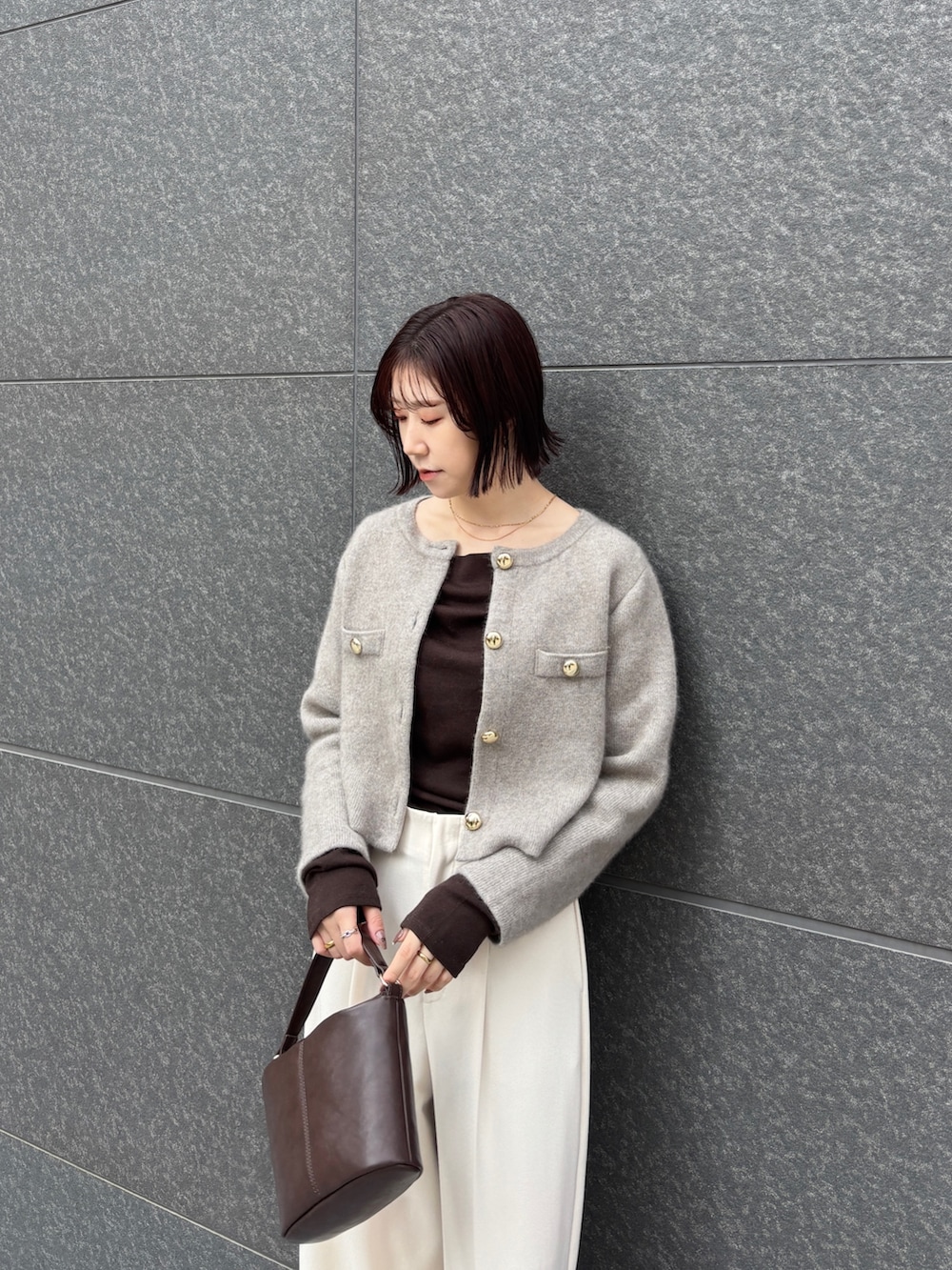 ホワイト系のその他パンツ、ブラウン系のTシャツ/カットソー、ベージュ系のテーラードジャケットを着用したレディースの秋コーディネートの4枚目の写真