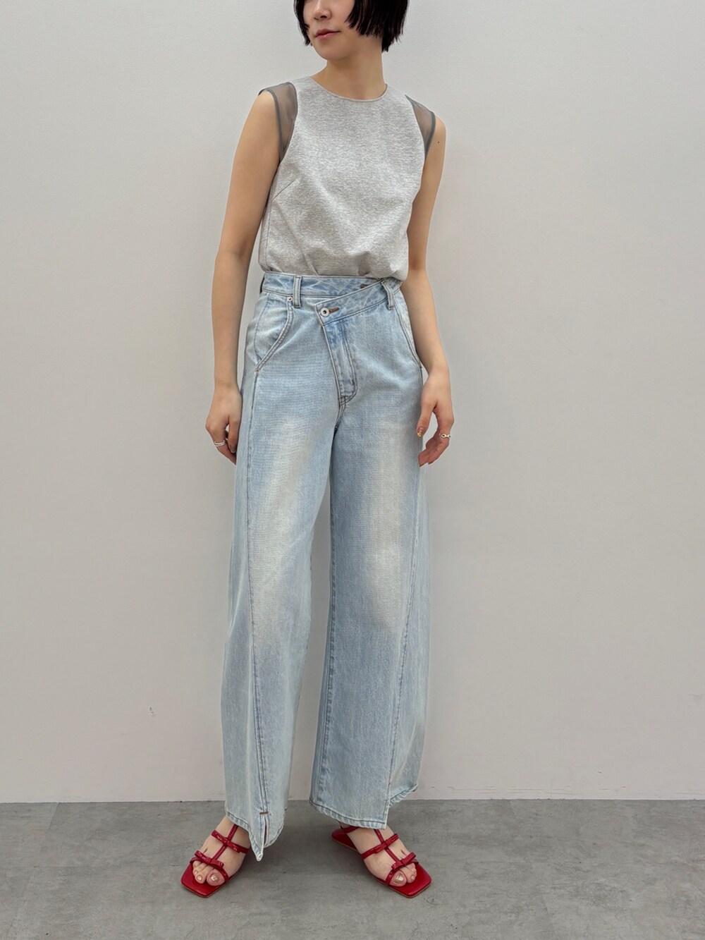 ブルー系のデニムパンツ、レッド系のサンダル、グレー系のTシャツ/カットソーを着用したレディースの春コーディネートの4枚目の写真