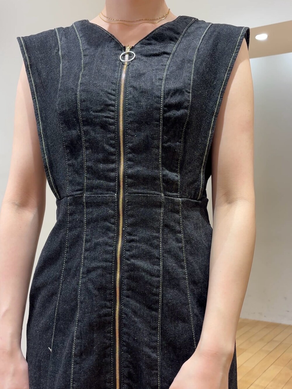 ブラック系のワンピース、ブラック系のサンダル、イエロー系のハンドバッグを着用したレディースの夏コーディネートの6枚目の写真