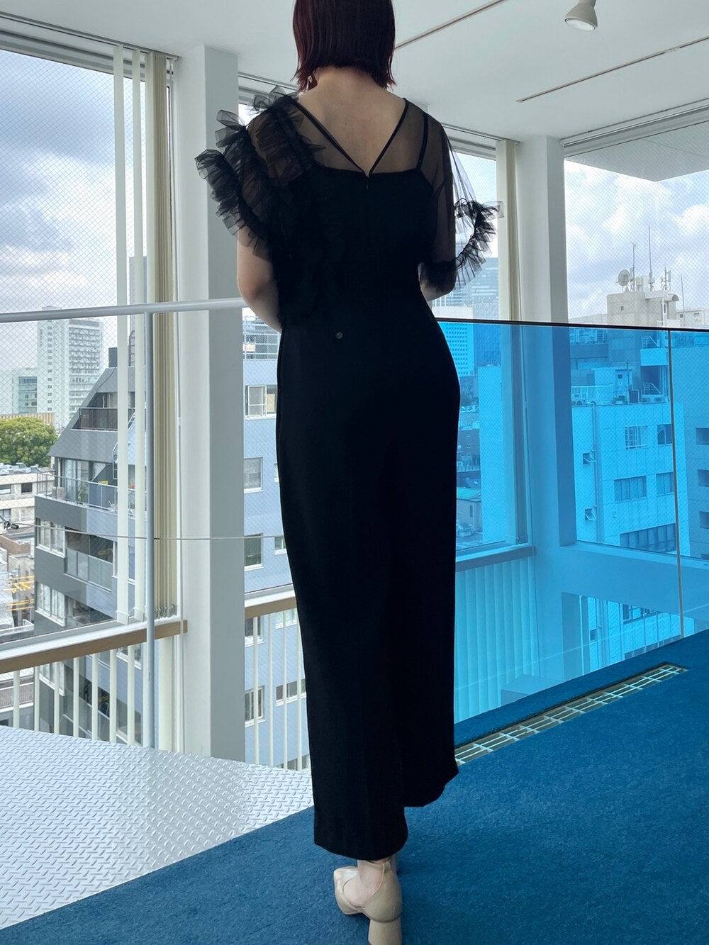 ブラック系のパンツドレス、ベージュ系のパンプスを着用したレディースの春コーディネートの5枚目の写真
