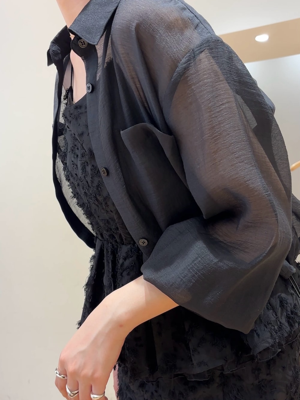 ブラック系のハンドバッグ、ブラック系のスカート、ブラック系のシャツ/ブラウスを着用したレディースの夏コーディネートの5枚目の写真