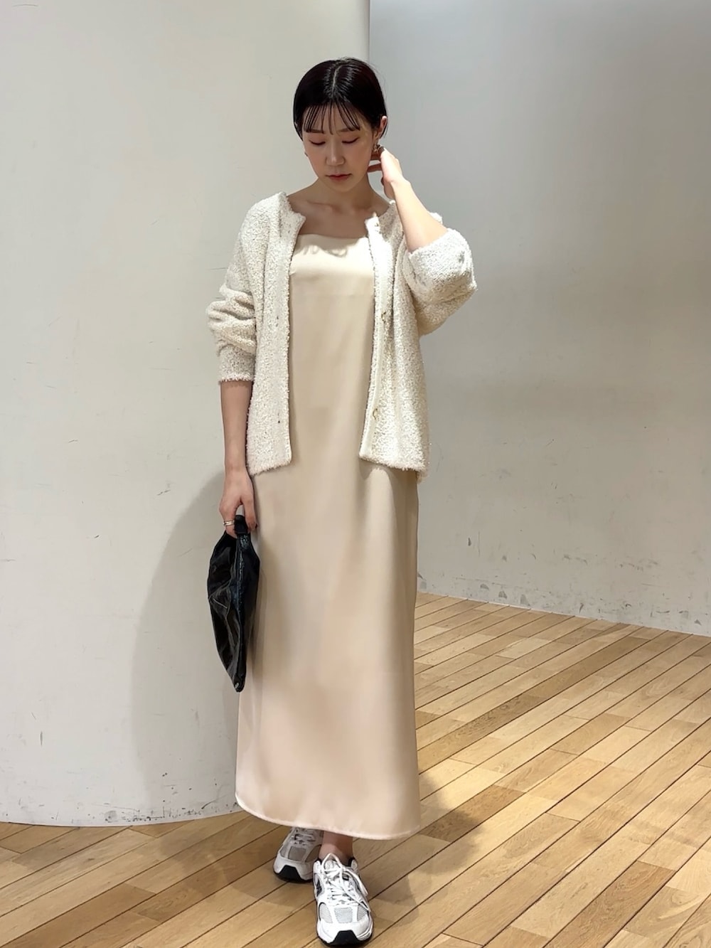 オレンジ系のワンピース、ホワイト系のサンダルを着用したレディースの春コーディネートの6枚目の写真