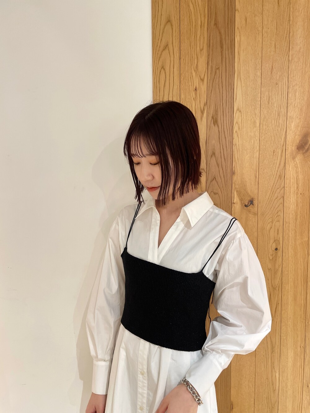 シルバー系のパンプス、ホワイト系のシャツワンピース、ブラック系のデニムジャケットを着用したレディースの冬コーディネートの5枚目の写真