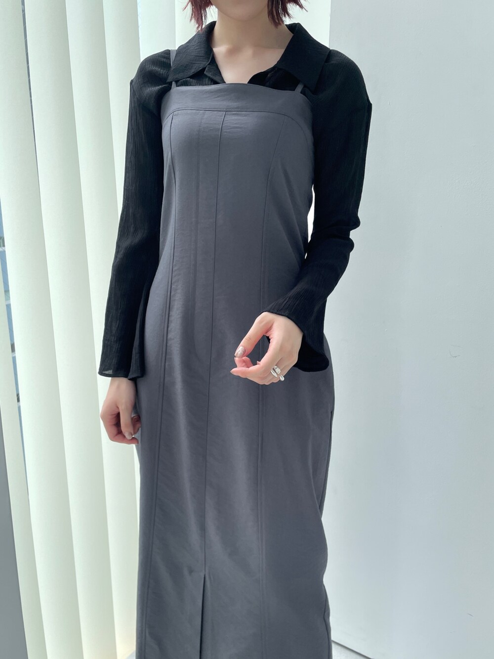 グレー系のワンピースを着用したレディースの夏コーディネートの6枚目の写真