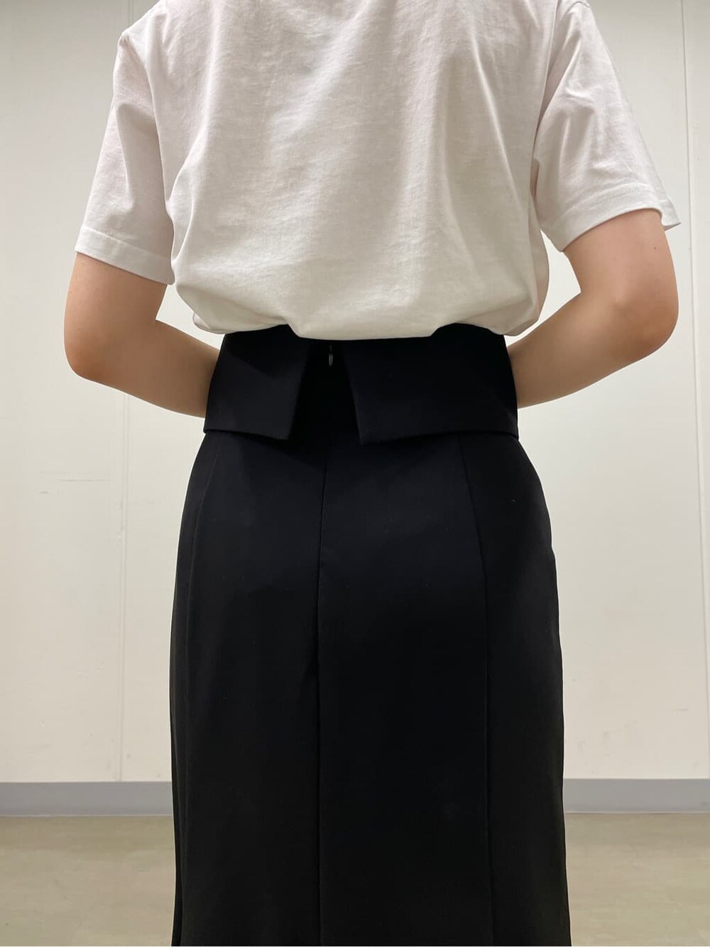 ベージュ系のスニーカー、ホワイト系のTシャツ/カットソー、ブラック系のスカートを着用したレディースの夏コーディネートの9枚目の写真