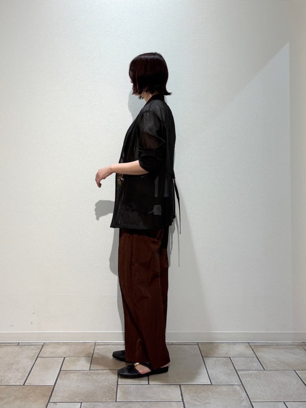 ブラウン系のテーラードジャケット、ブラウン系のその他パンツ、ブラウン系のサンダルを着用したレディースの夏コーディネートの3枚目の写真