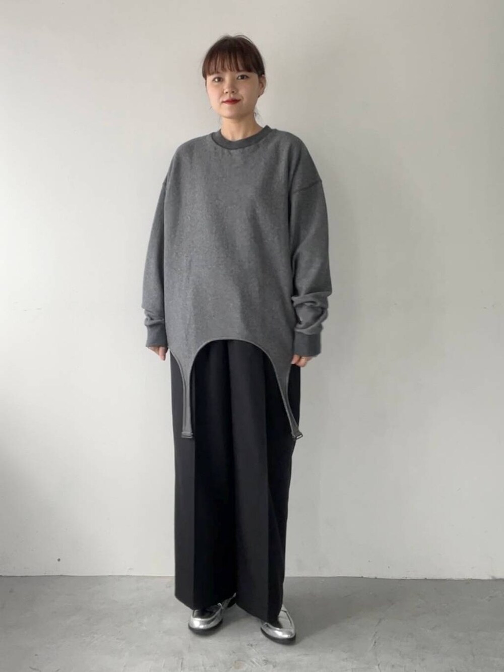 シルバー系のローファー、ブラック系のその他パンツ、グレー系のスウェットを着用したレディースの秋コーディネートの6枚目の写真