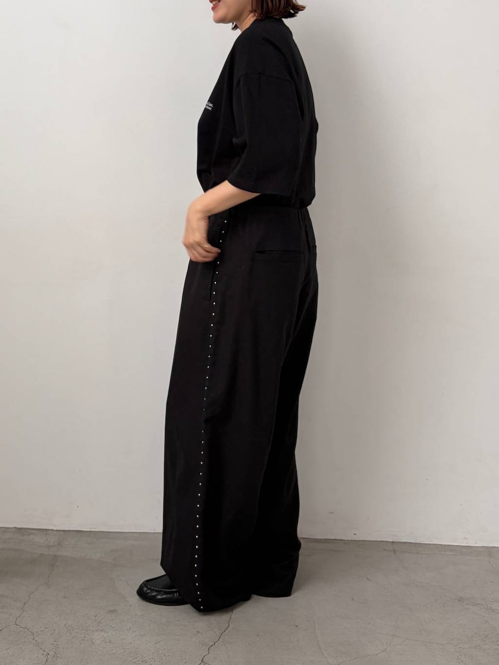 ブラック系のその他パンツ、ブラック系のローファー、ブラック系のTシャツ/カットソーを着用したレディースの春コーディネートの2枚目の写真