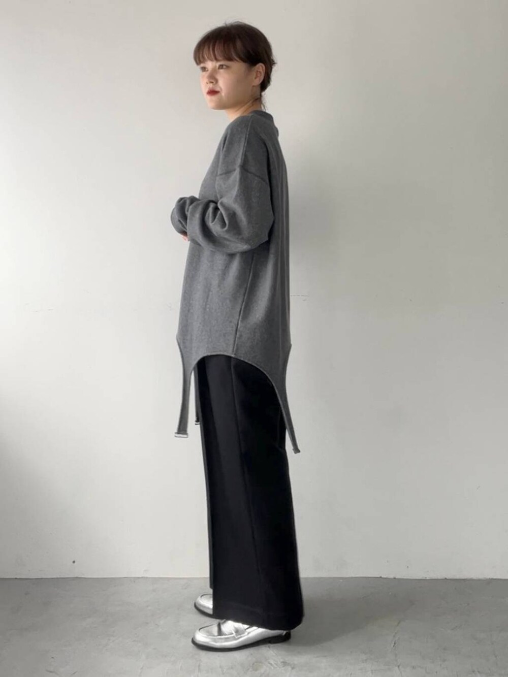 シルバー系のローファー、ブラック系のその他パンツ、グレー系のスウェットを着用したレディースの秋コーディネートの2枚目の写真