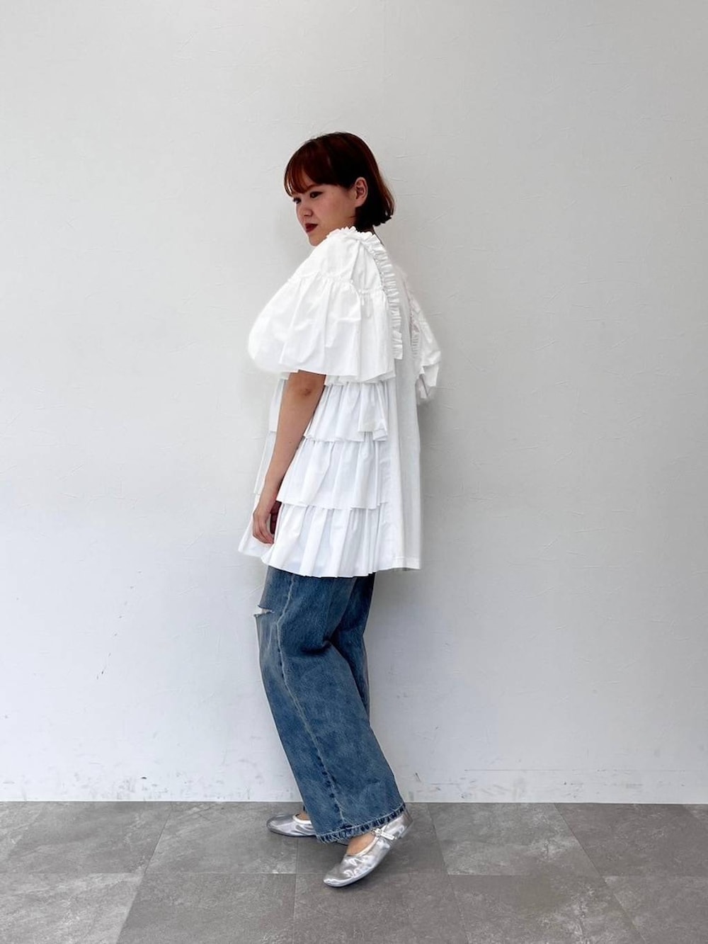 「ゆったり、ベーシック/シンプル、LOWRYS FARM、ローリーズスタイル_LOWRYS FARM、デニムパンツ、カジュアル」｜「LOWRYS FARMのチュールストラップシューズ  100503（その他シューズ、シルバー系）」を使った、pecoさん（レディース・166cm）の春コーディネートの2枚目の写真