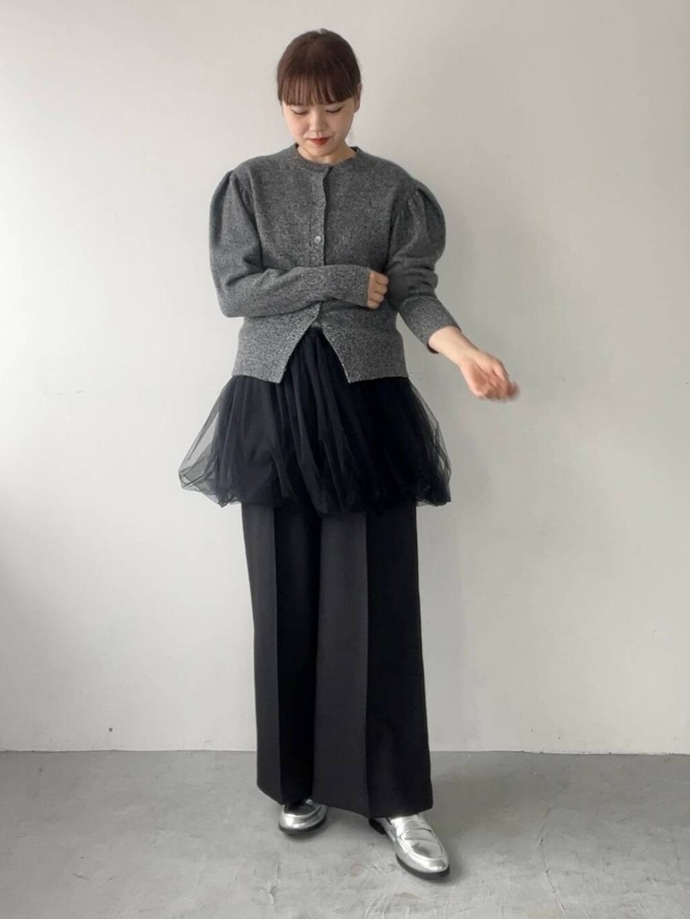 シルバー系のローファー、ブラック系のシャツ/ブラウス、グレー系のカーディガン/ボレロを着用したレディースの秋コーディネートの3枚目の写真