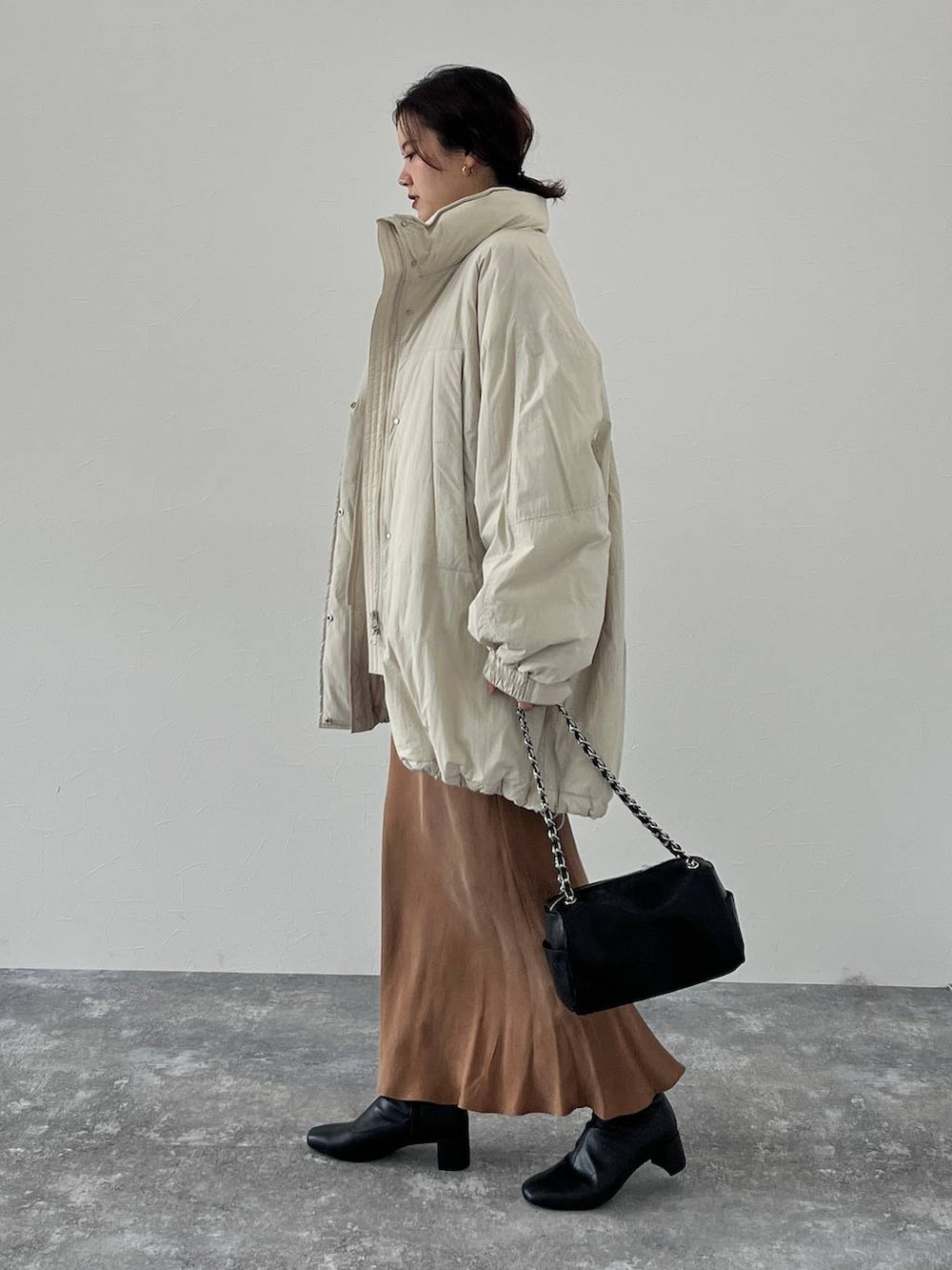 ホワイト系のブルゾン、ホワイト系のベスト、ホワイト系のTシャツ/カットソーを着用したレディースの秋コーディネートの2枚目の写真