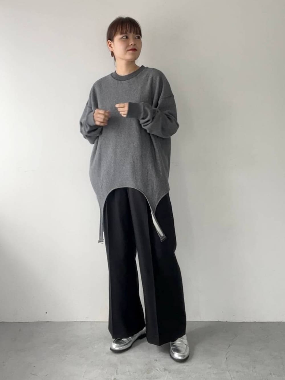 シルバー系のローファー、ブラック系のその他パンツ、グレー系のスウェットを着用したレディースの秋コーディネートの3枚目の写真