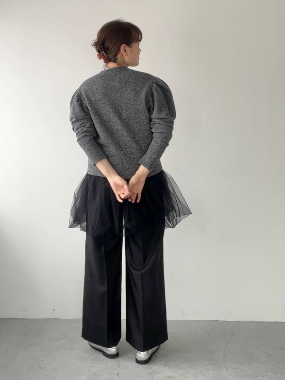 シルバー系のローファー、ブラック系のシャツ/ブラウス、グレー系のカーディガン/ボレロを着用したレディースの秋コーディネートの5枚目の写真