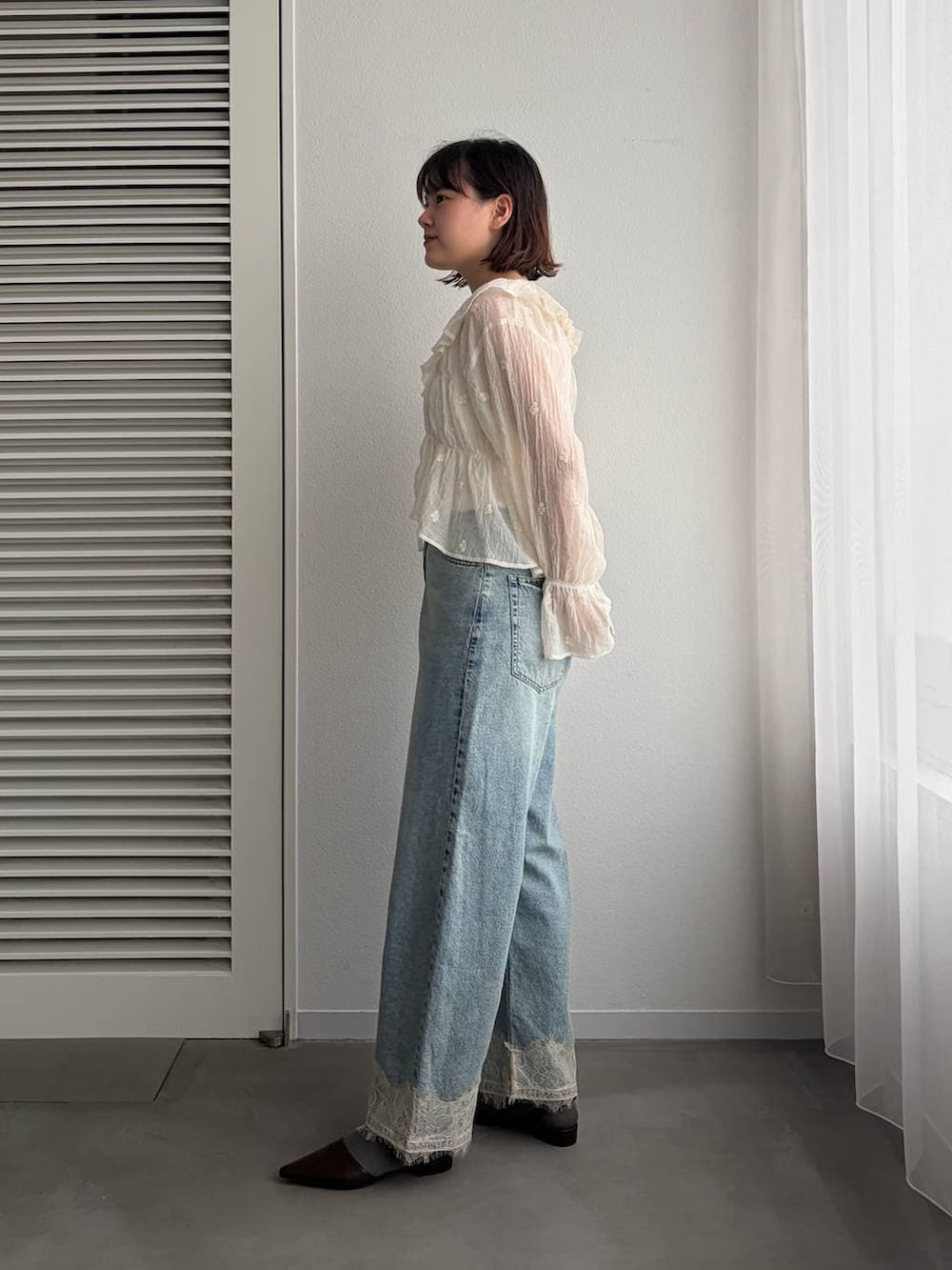 ブルー系のデニムパンツ、ホワイト系のシャツ/ブラウスを着用したレディースの春コーディネートの2枚目の写真