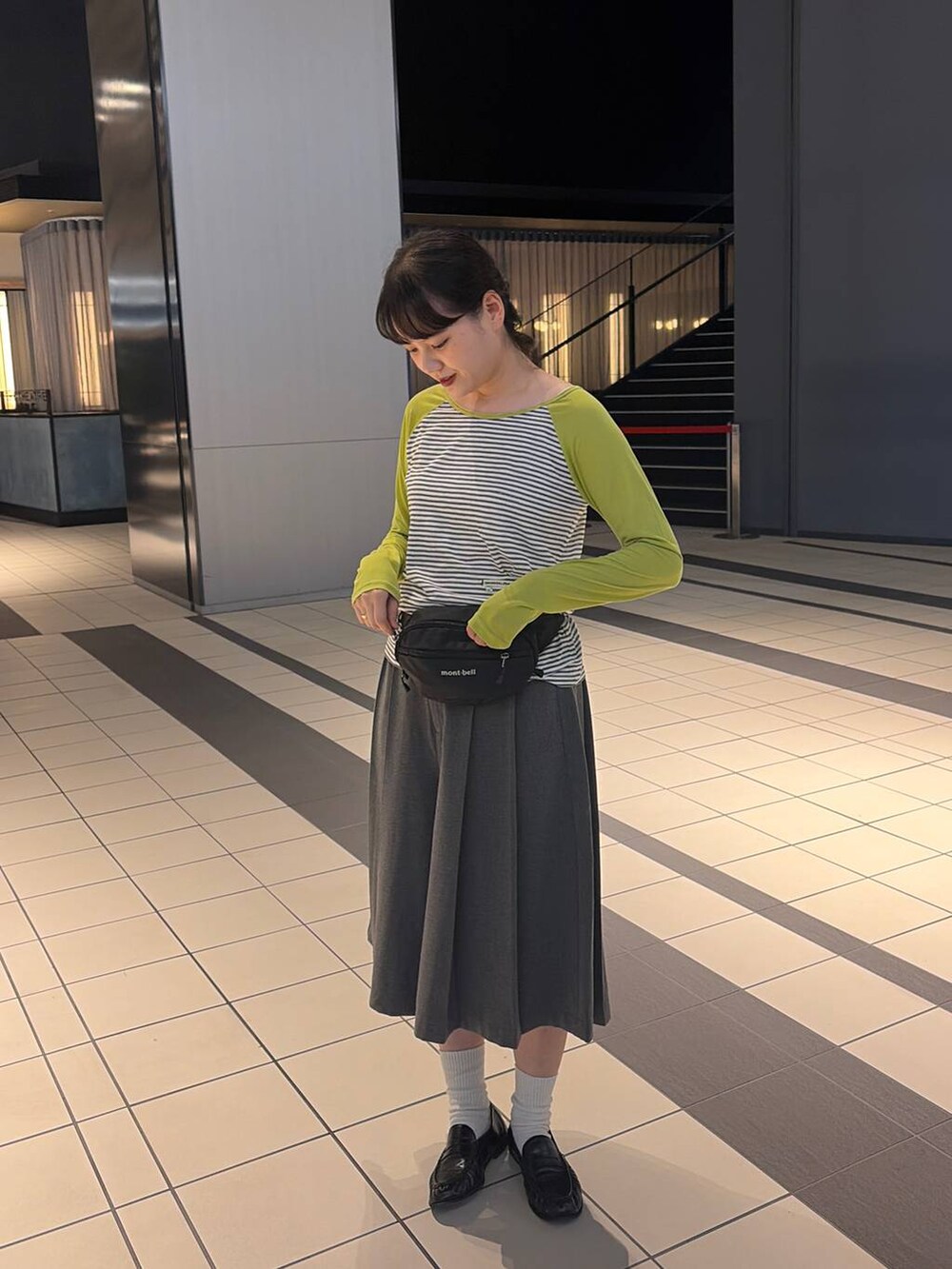 グレー系のスラックスを着用したレディースの秋コーディネートの3枚目の写真