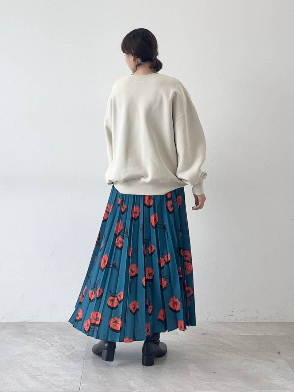 その他のスカート、ホワイト系のスウェットを着用したレディースの秋コーディネートの3枚目の写真