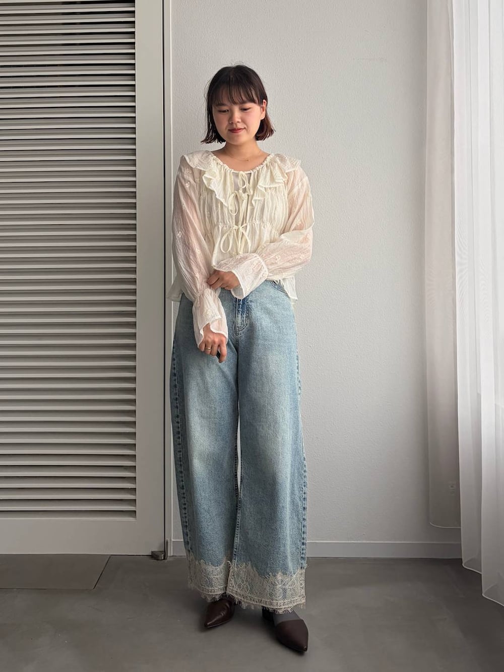 ブルー系のデニムパンツ、ホワイト系のシャツ/ブラウスを着用したレディースの春コーディネートの3枚目の写真