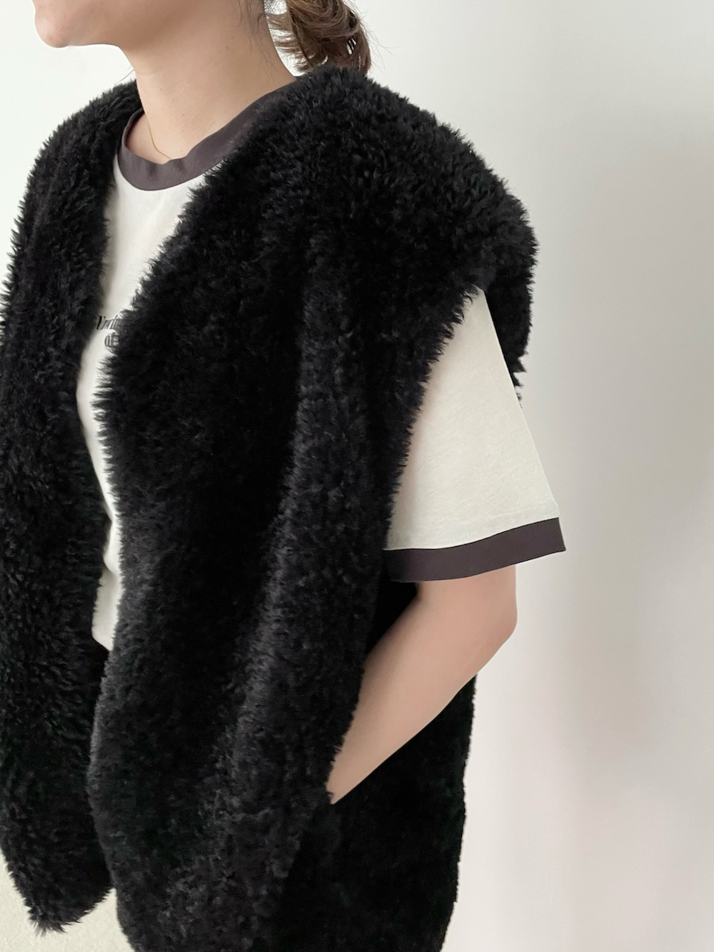 ブラック系のブルゾン、ピンク系のスラックス、ブラック系のブーツを着用したレディースの夏コーディネートの5枚目の写真