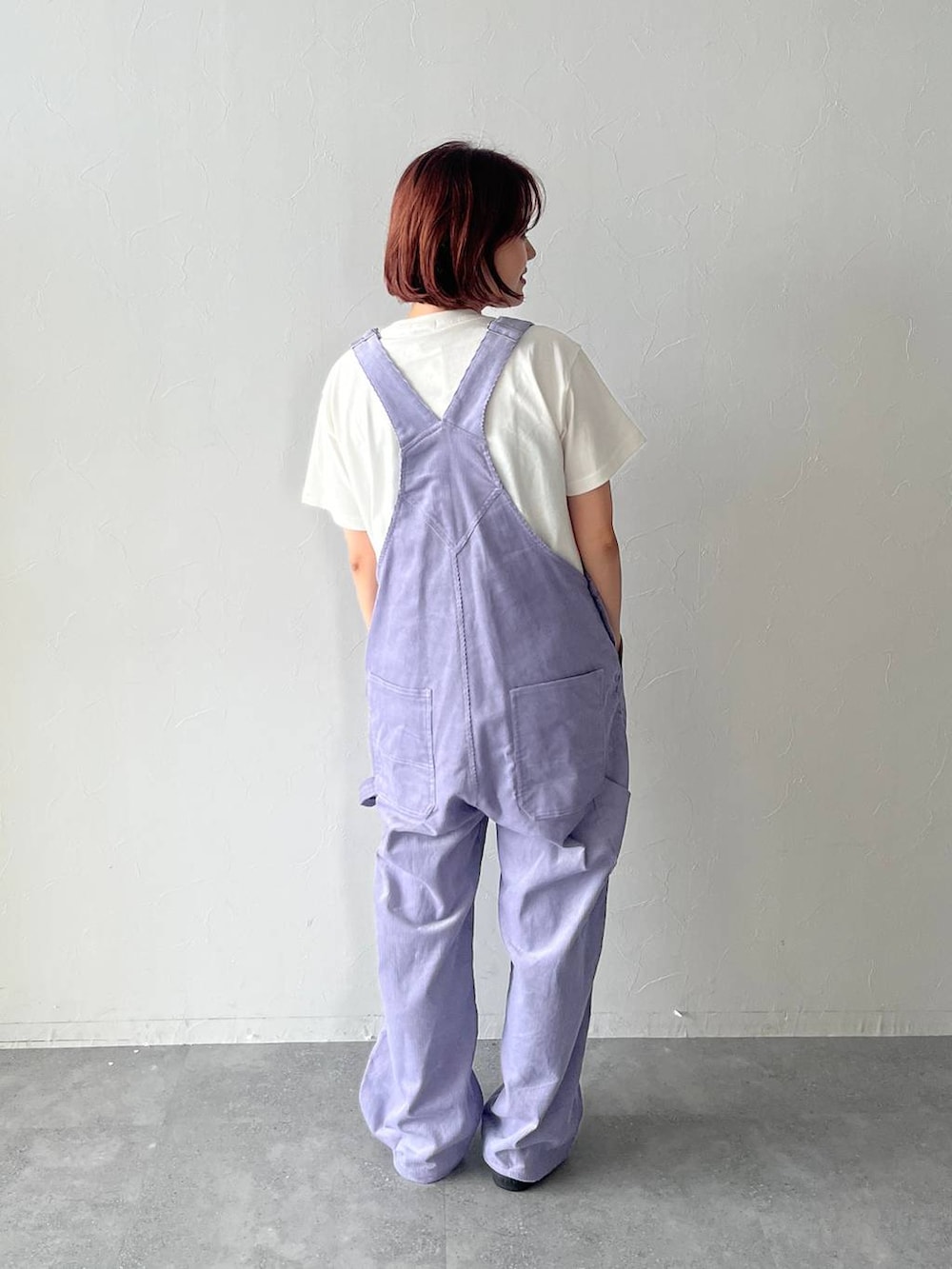 「ゆったり、ベーシック/シンプル、カジュアル、LOWRYS FARM、ローリーズスタイル_LOWRYS FARM、ユニセックス、オーバーサイズ」｜「LOWRYS FARMの【LFM(U)】コーデュロイオーバーオール　599586（サロペット/オーバーオール、パープル系）」を使った、pecoさん（レディース・165cm）の夏コーディネートの3枚目の写真